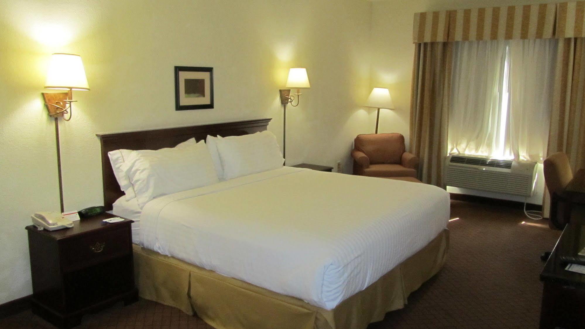 Holiday Inn Express Hotel And Suites Weslaco By Ihg Exterior foto