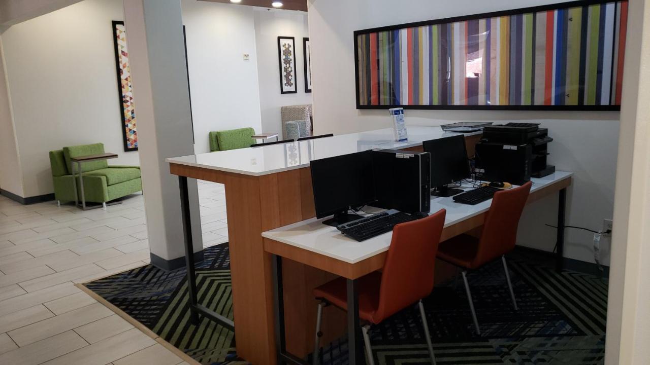 Holiday Inn Express Hotel And Suites Weslaco By Ihg Exterior foto