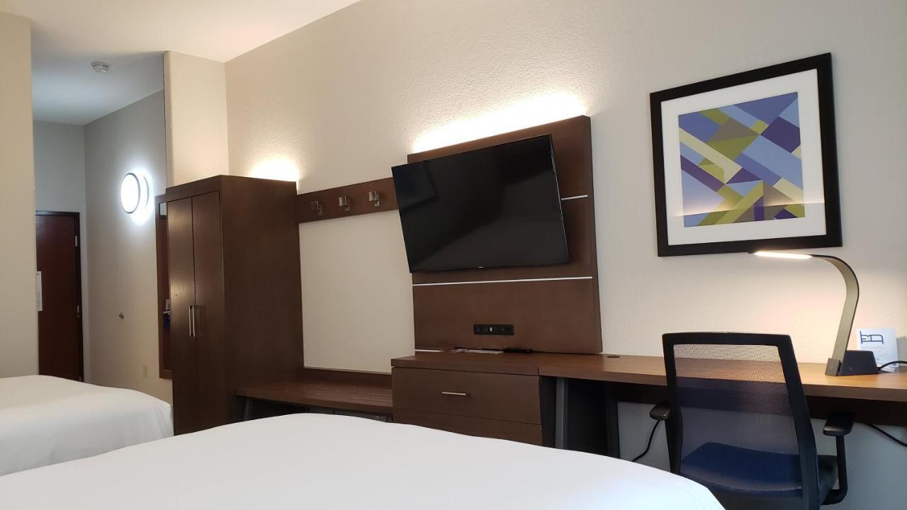Holiday Inn Express Hotel And Suites Weslaco By Ihg Exterior foto